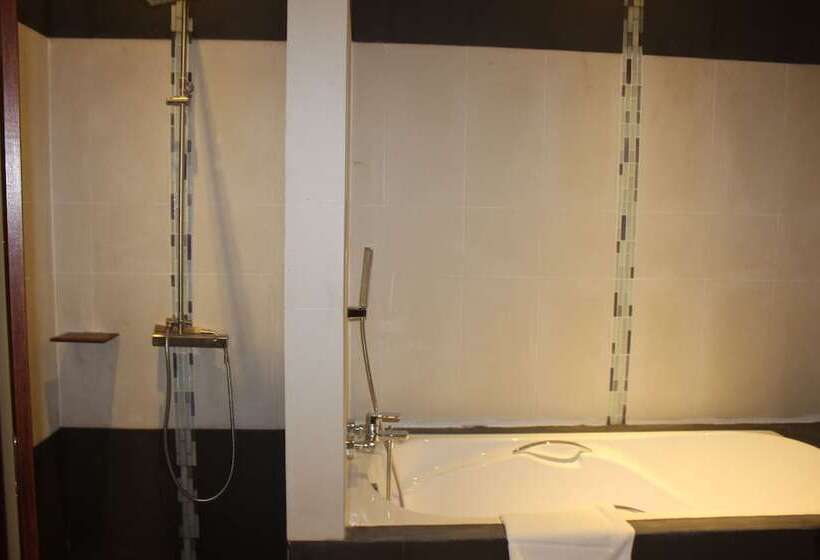 اتاق سوپریور, Chitchareune Mouangluang