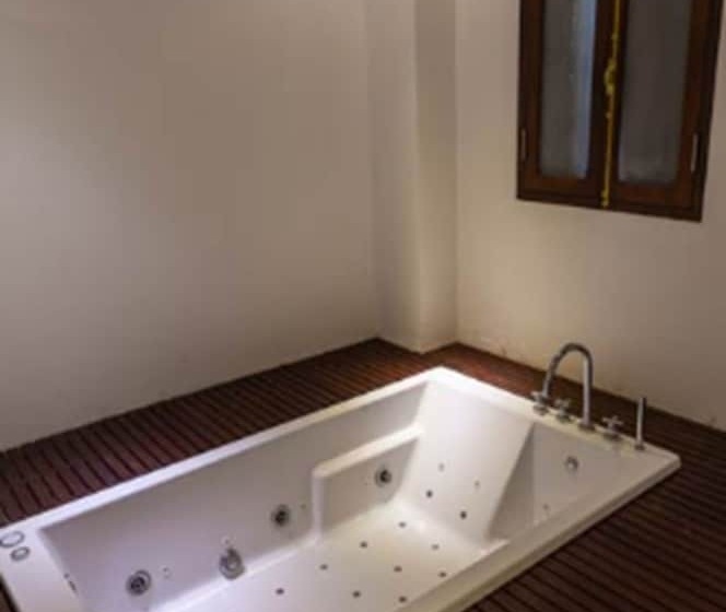 سوییت اجرایی, Chitchareune Mouangluang