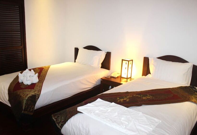 Номер Deluxe, Chitchareune Mouangluang