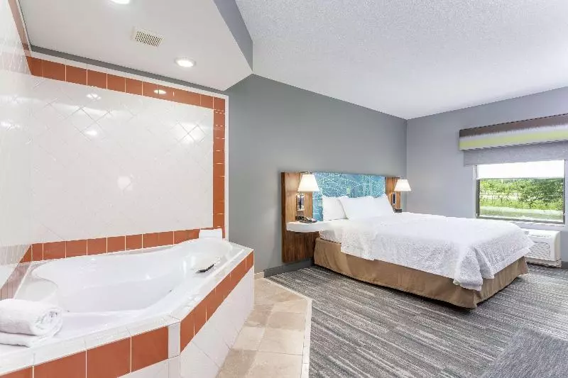 キングサイズベッドのスタンダードルーム, Hampton Inn Auburn
