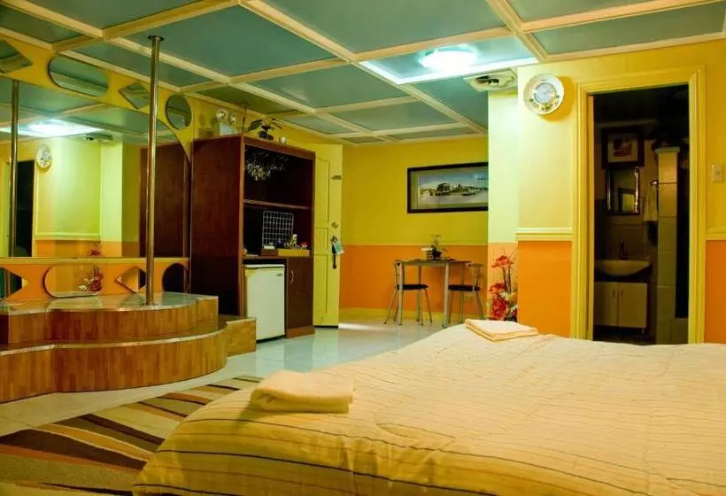 اتاق لوکس با تخت بزرگ, Kokomos Hotel And Restaurant