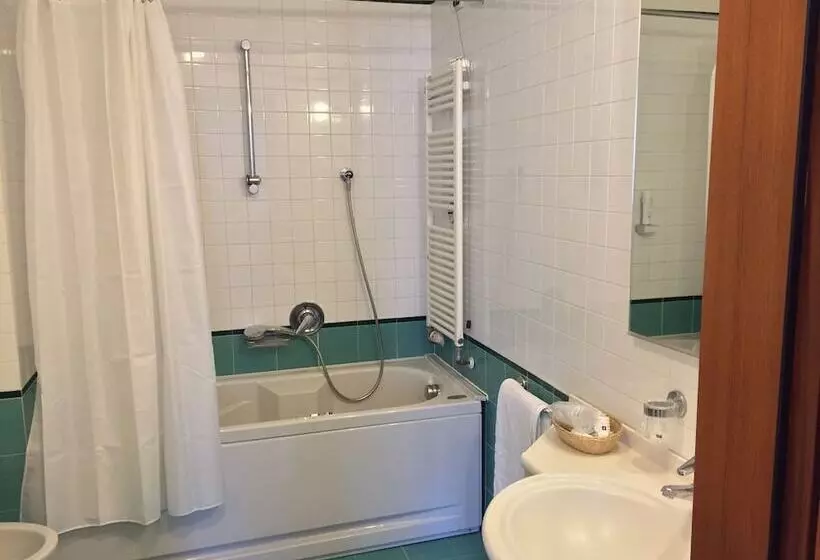 Standard Kolmen Hengen Huone, Le Roi