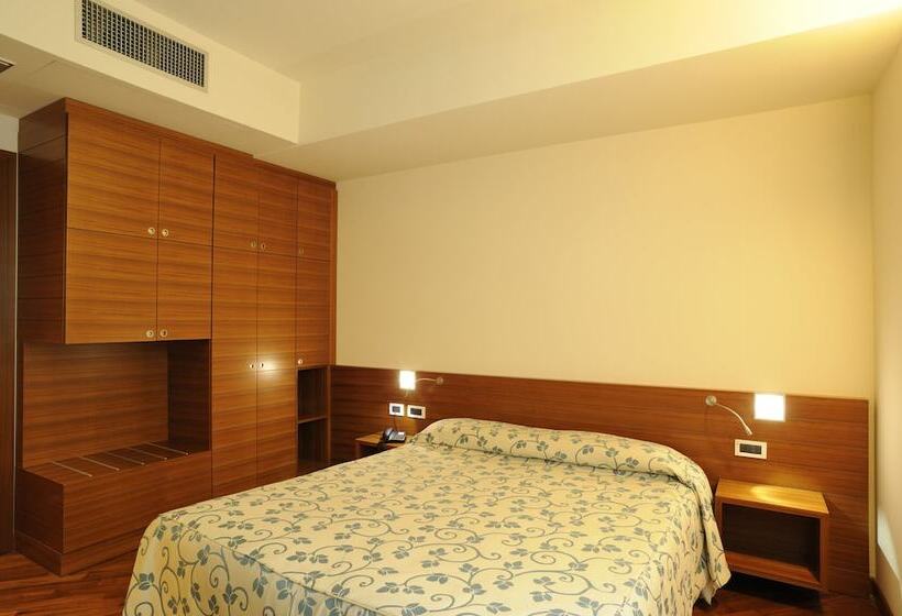 标准三人间, Le Roi