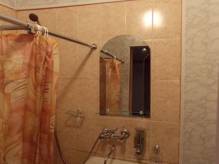 غرفة قياسية, Na Sapernom