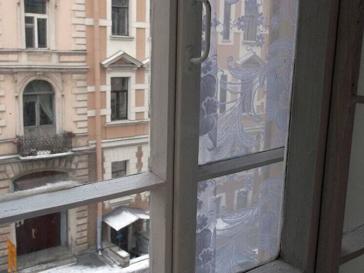 غرفة قياسية, Na Sapernom