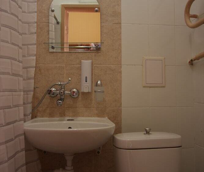 غرفة قياسية ثلاثية, Na Sapernom