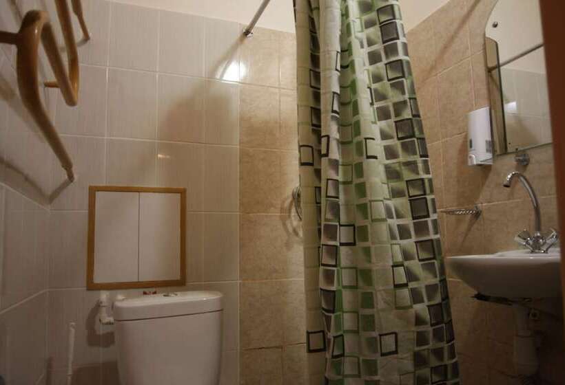 غرفة قياسية ثلاثية, Na Sapernom