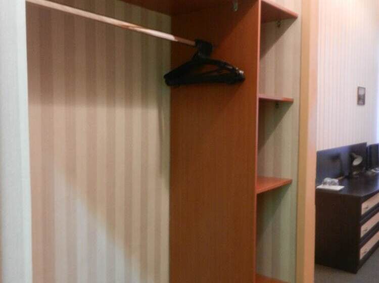 غرفة قياسية ثلاثية, Na Sapernom