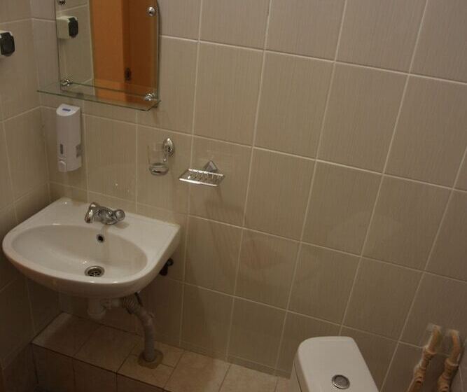 غرفة قياسية رباعية, Na Sapernom