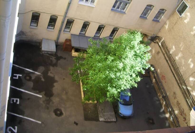 غرفة قياسية رباعية, Na Sapernom