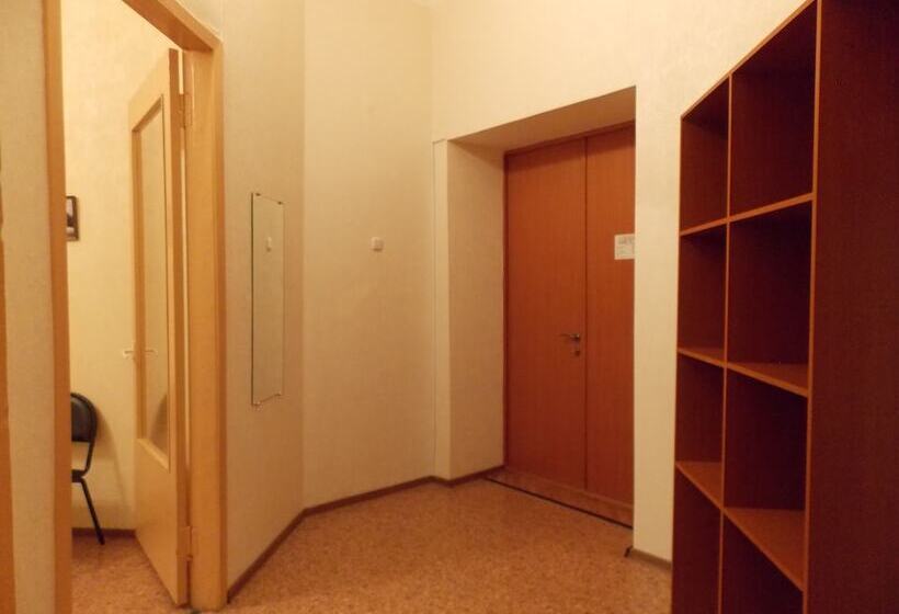 غرفة قياسية رباعية, Na Sapernom