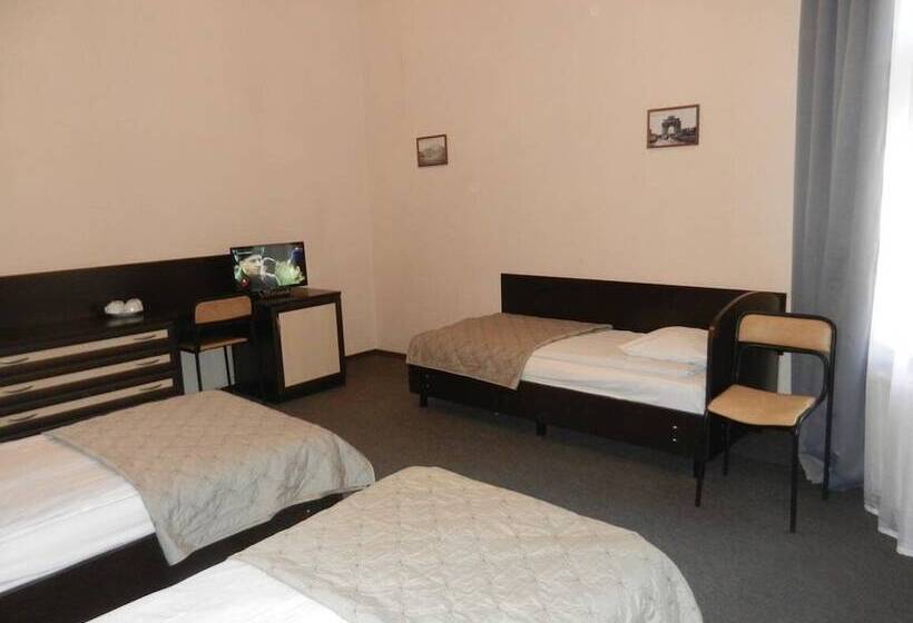 غرفة قياسية رباعية, Na Sapernom