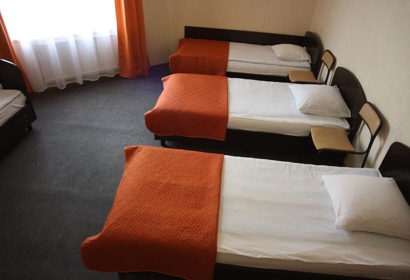 غرفة قياسية رباعية, Na Sapernom