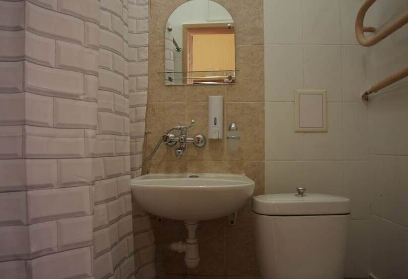 غرفة قياسية, Na Sapernom