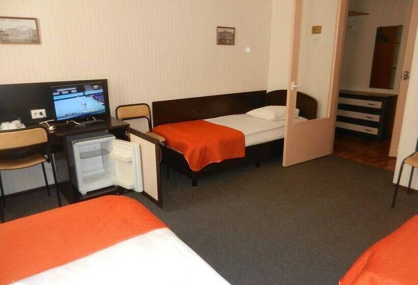 غرفة قياسية ثلاثية, Na Sapernom