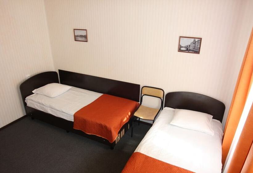 غرفة قياسية ثلاثية, Na Sapernom