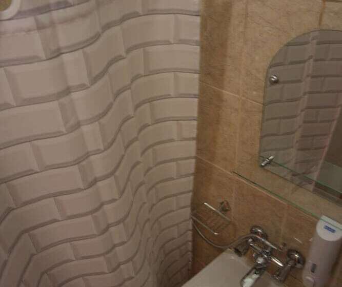 غرفة قياسية ثلاثية, Na Sapernom