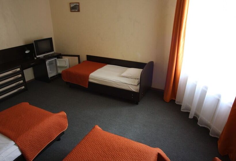 غرفة قياسية رباعية, Na Sapernom