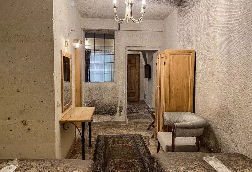 スタンダードトリプルルーム, Cave Hotel Saksagan