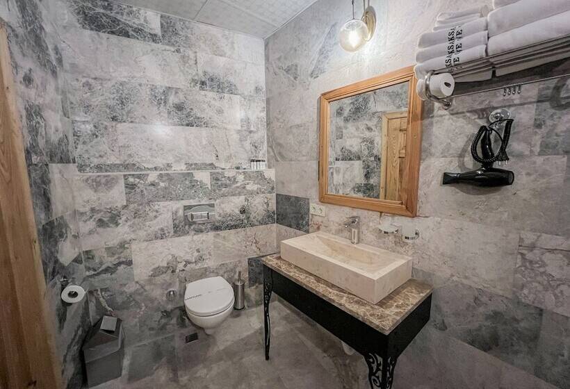 수피리어 트리플 룸, Cave Hotel Saksagan