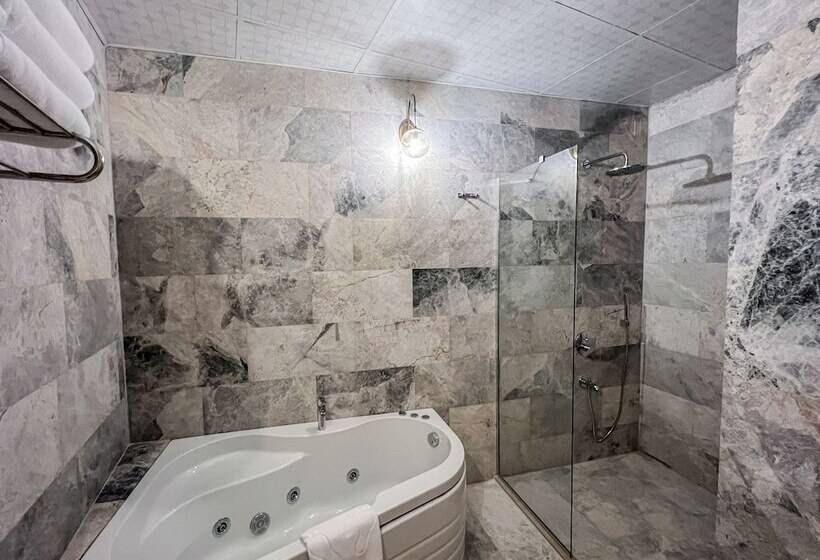 수피리어 트리플 룸, Cave Hotel Saksagan