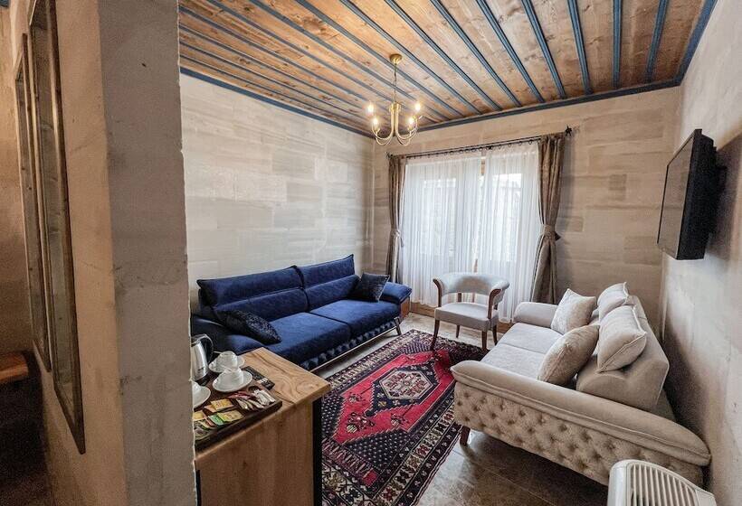 수피리어 트리플 룸, Cave Hotel Saksagan