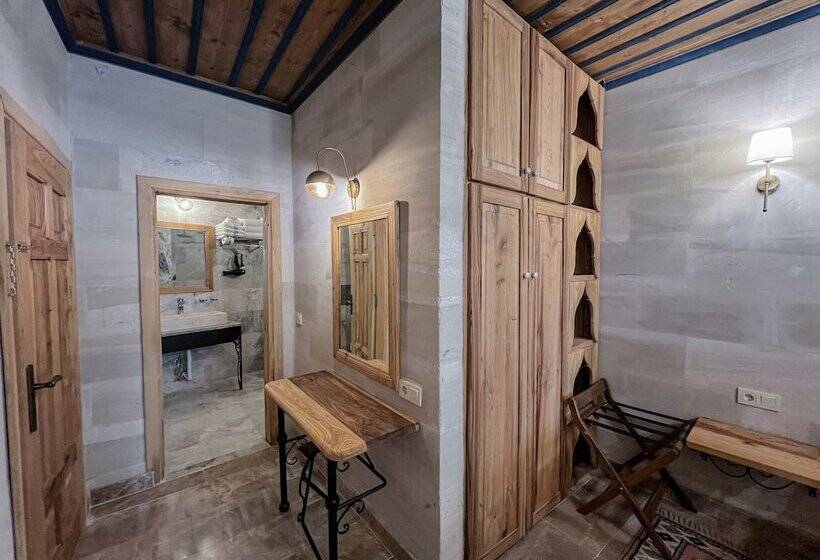 수피리어 트리플 룸, Cave Hotel Saksagan