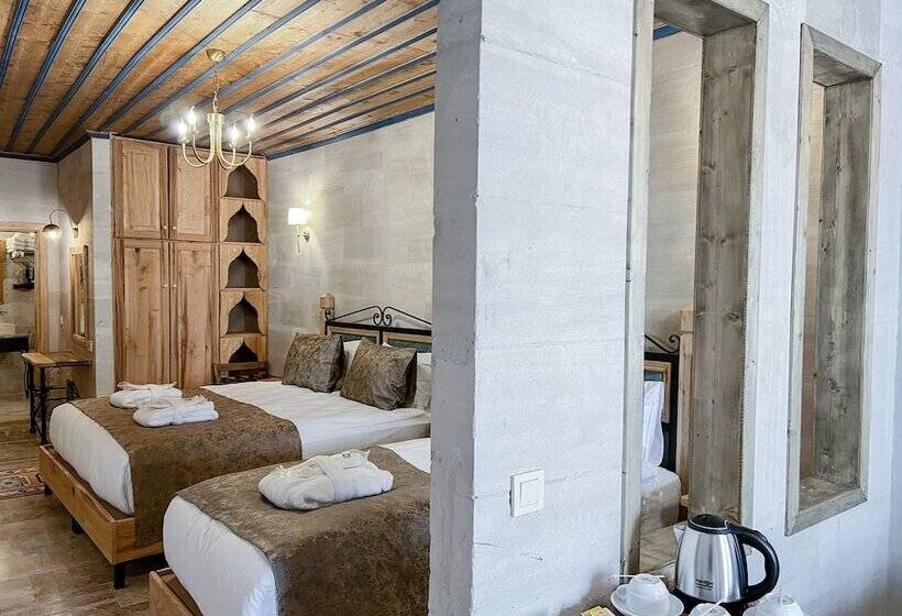 수피리어 트리플 룸, Cave Hotel Saksagan