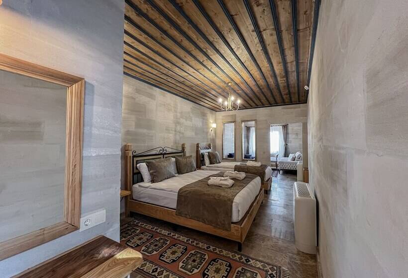 수피리어 트리플 룸, Cave Hotel Saksagan