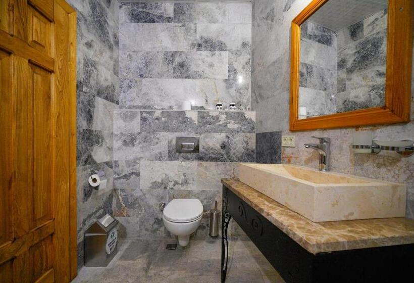 수피리어 트리플 룸, Cave Hotel Saksagan