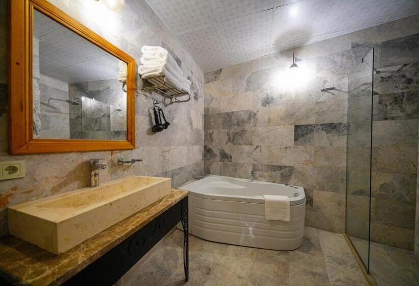 수피리어 트리플 룸, Cave Hotel Saksagan