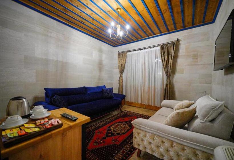 수피리어 트리플 룸, Cave Hotel Saksagan