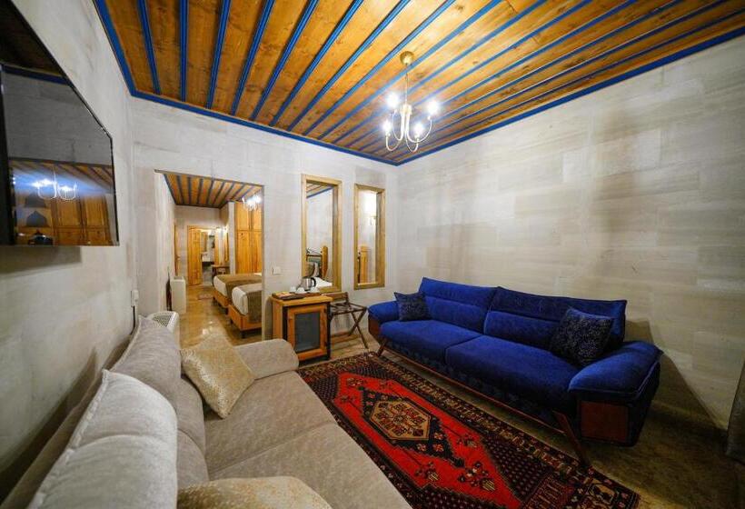 수피리어 트리플 룸, Cave Hotel Saksagan