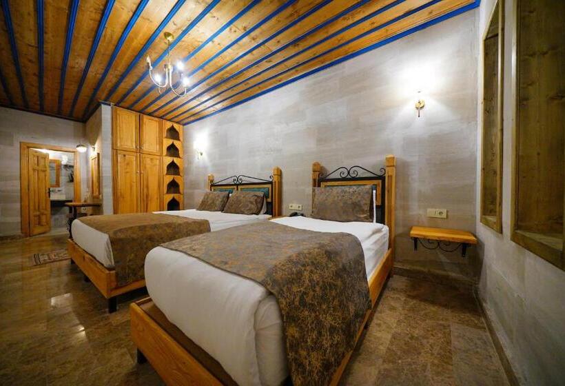 수피리어 트리플 룸, Cave Hotel Saksagan