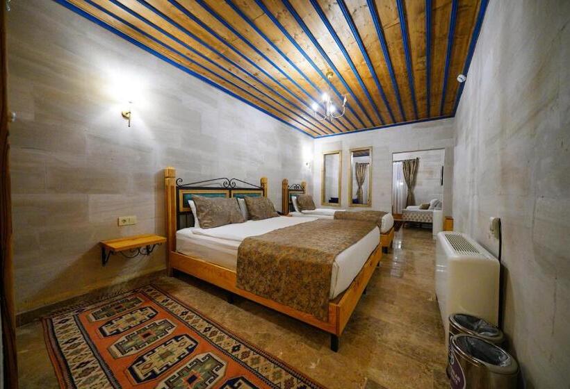 수피리어 트리플 룸, Cave Hotel Saksagan