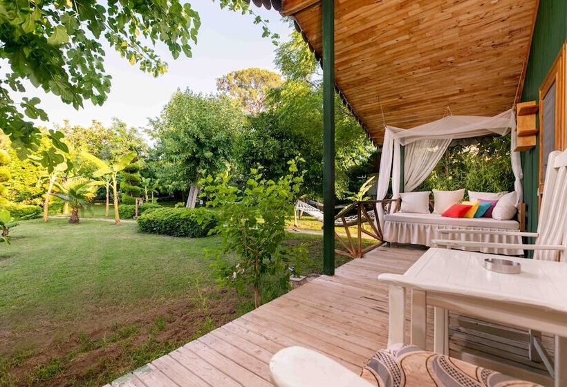 بانگلوی استاندارد, Etenna Beach Bungalows