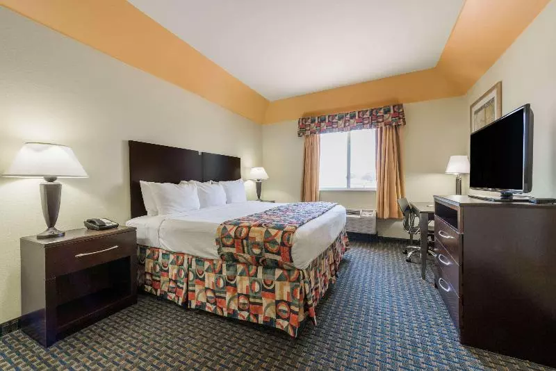キングサイズベッドのスイートルーム, Days Inn & Suites By Wyndham Cleburne Tx