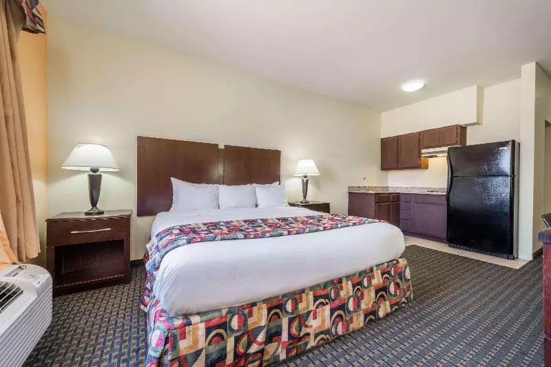 キングサイズベッドのスタンダードルーム, Days Inn & Suites By Wyndham Cleburne Tx