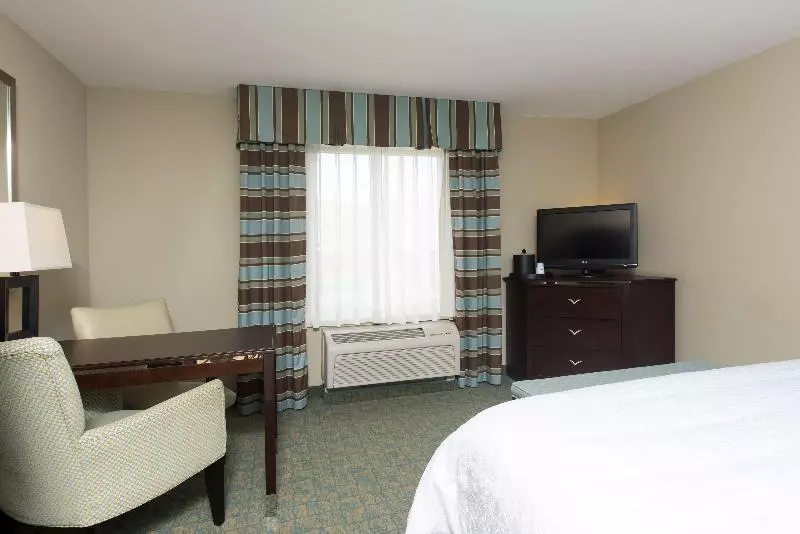 キングサイズベッドのスタンダードルーム, Hampton Inn & Suites Crawfordsville