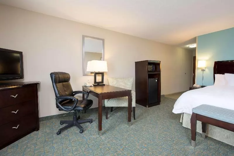 キングサイズベッドのスタンダードルーム, Hampton Inn & Suites Crawfordsville