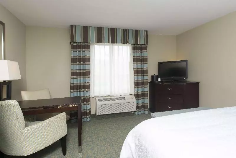 キングサイズベッドのスタンダードルーム, Hampton Inn & Suites Crawfordsville