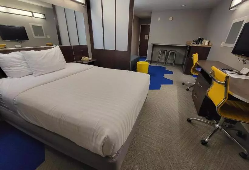スタンダードスタジオ, Microtel Inn & Suites By Wyndham Bluffs