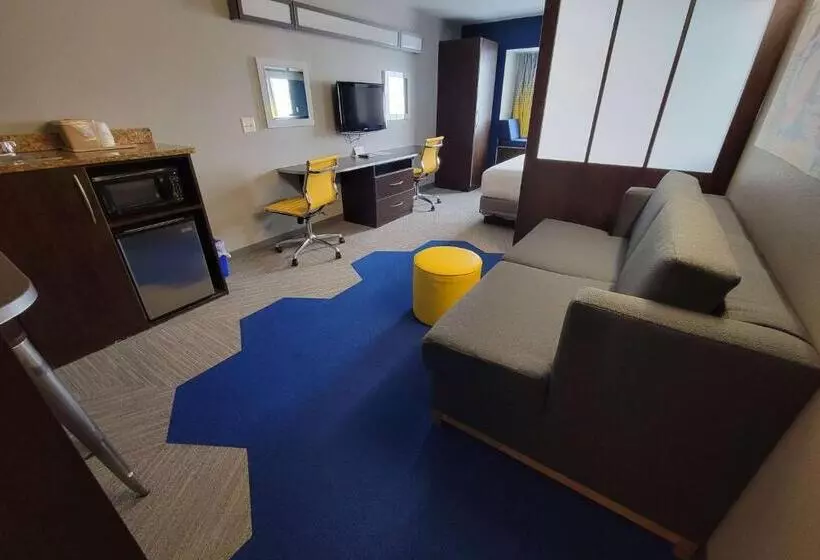 スタンダードスタジオ, Microtel Inn & Suites By Wyndham Bluffs