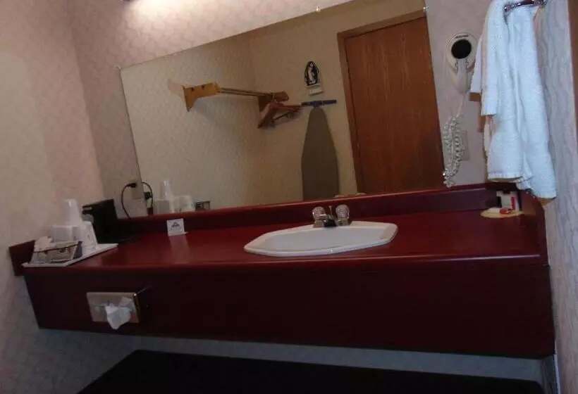 キングサイズベッドのデラックスルーム, Days Inn By Wyndham Huntington