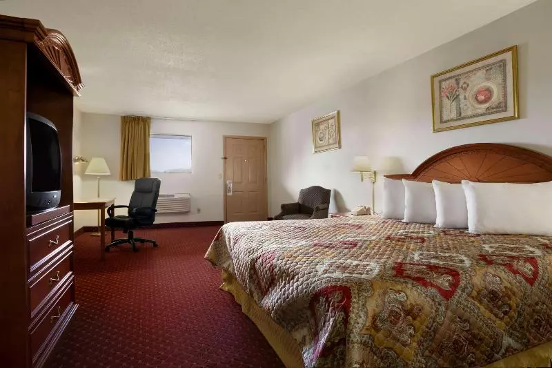 キングサイズベッドのスタンダードルーム, Days Inn By Wyndham Huntington