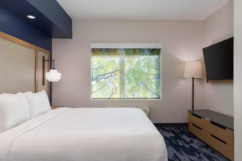 キングサイズベッドのスタンダードルーム, Fairfield Inn & Suites By Marriott Atlanta Stonecrest