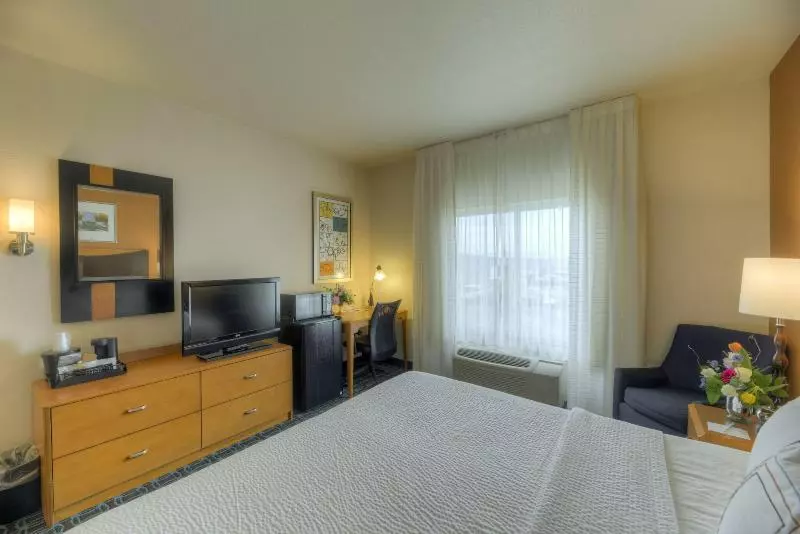 キングサイズベッドのスタンダードルーム, Fairfield Inn And Suites By Marriott Laramie