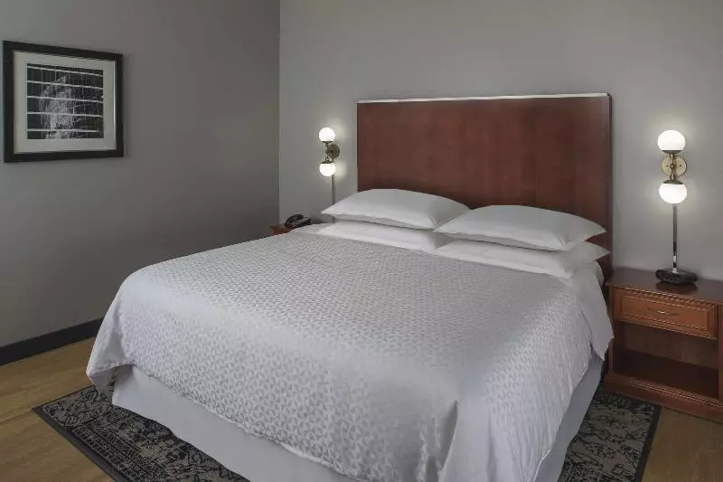 キングサイズベッドのスイートルーム, Four Points By Sheraton Houston Hobby Airport