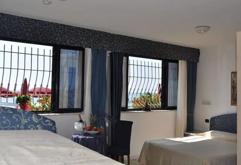 اتاق استاندارد چهار تخته, Grand Hotel La Playa