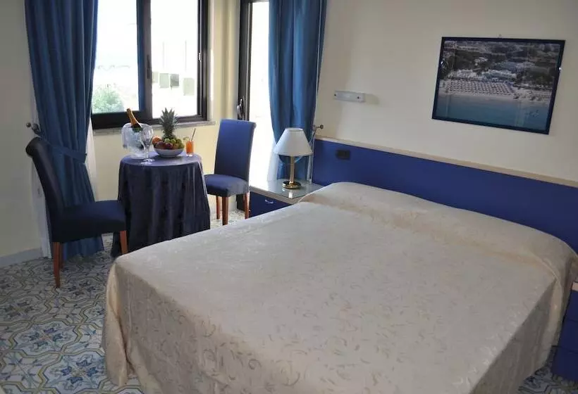 اتاق خانوادگی, Grand Hotel La Playa